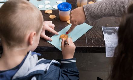 Fotografia dziecka tworzącego pracę plastyczną